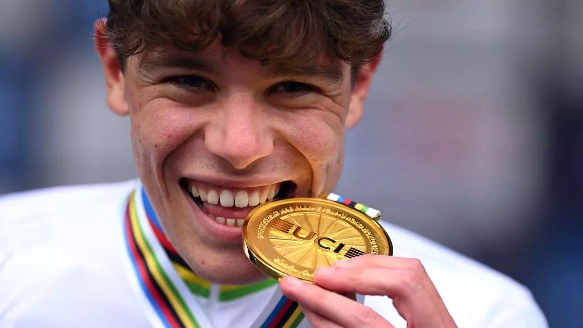 Con la medalla de oro, en el podio del Mundial de Zúrich