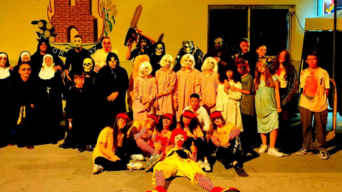 Parte de los voluntarios que integran el Pasaje del Terror.