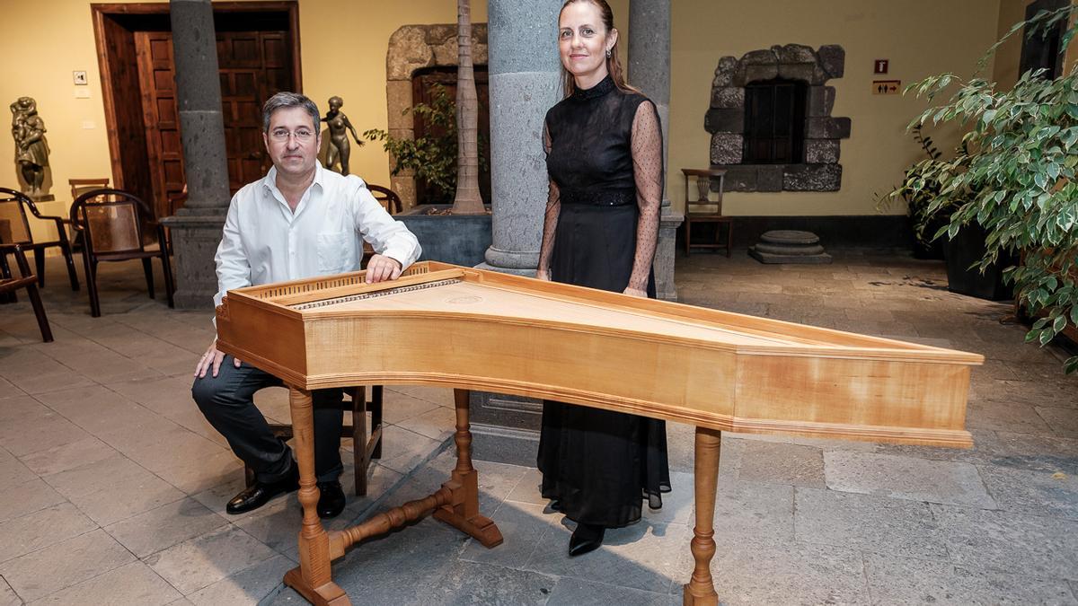 Cristina Barceló y Vicent Bru posan antes del concierto que dieron en la Casa de Colón en el 2020.