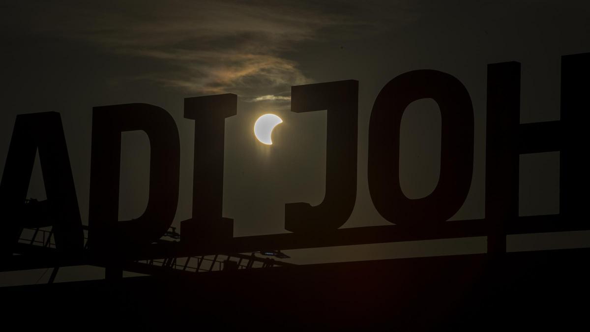 Una de las fases del eclipse solar total, sobre el estadio Johan Cruyff durante el partido de fútbol amistoso de pretemporada entre el FC Barcelona femenino y el Montpellier.