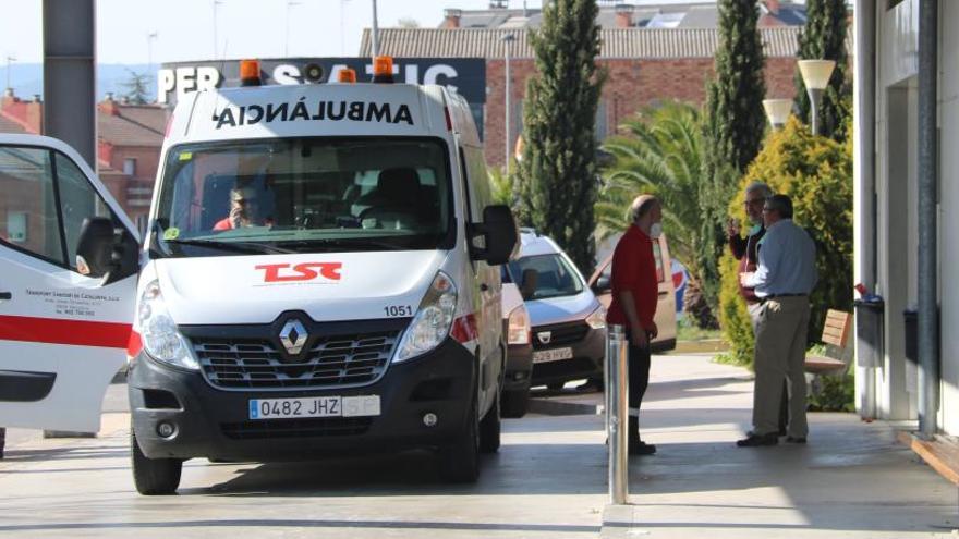 Una ambulància als accessos de l&#039;Hospital d&#039;Igualada