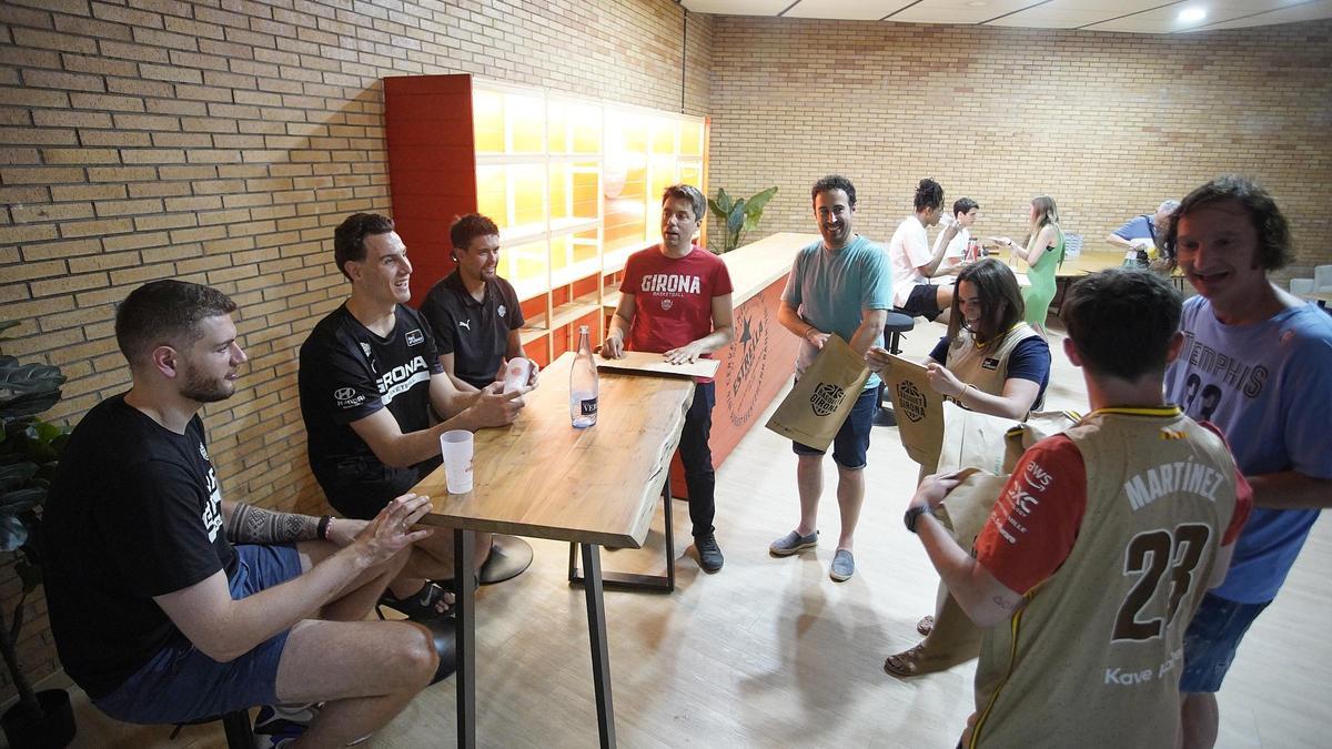 Geben, Caffaro i Lucas conversen amb aficionats del Bàsquet Girona a la sala VIP de Fontajau.