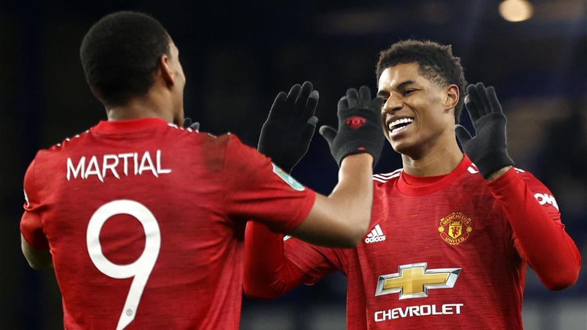 Martial y Rashford celebrando un gol del United.