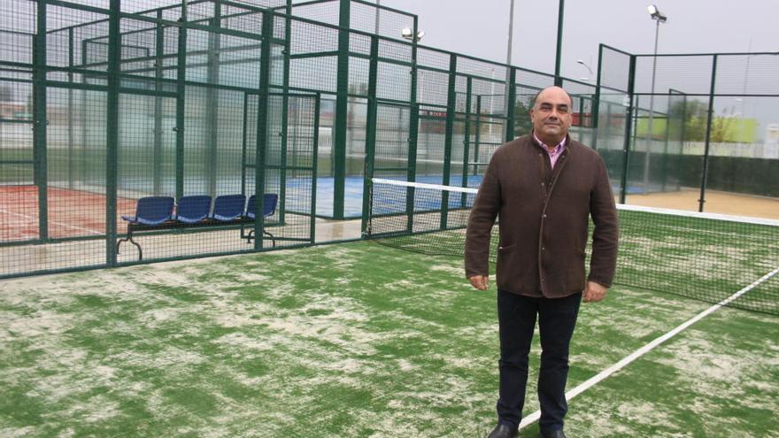 El edil de Deportes, Víctor Valverde, ha visitado las renovadas pistas de pádel