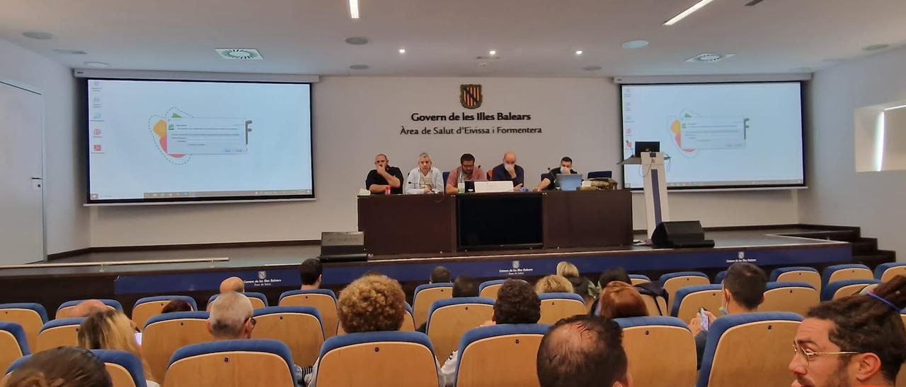 Momento de la asamblea, celebrada en el salón de actos del Hospital Can Misses.