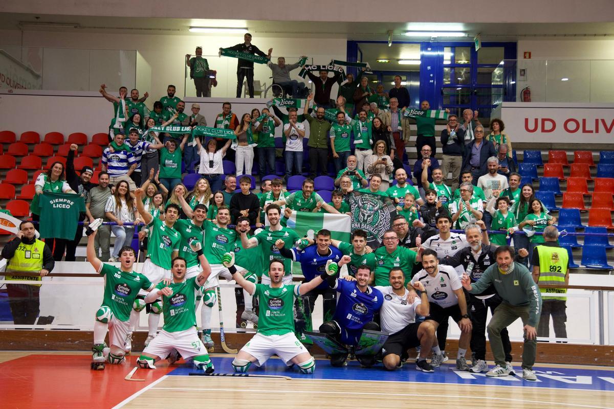 Los jugadores del Liceo festejan el pase a la final a ocho con la afición desplazada hasta Oliveira de Azeméis.