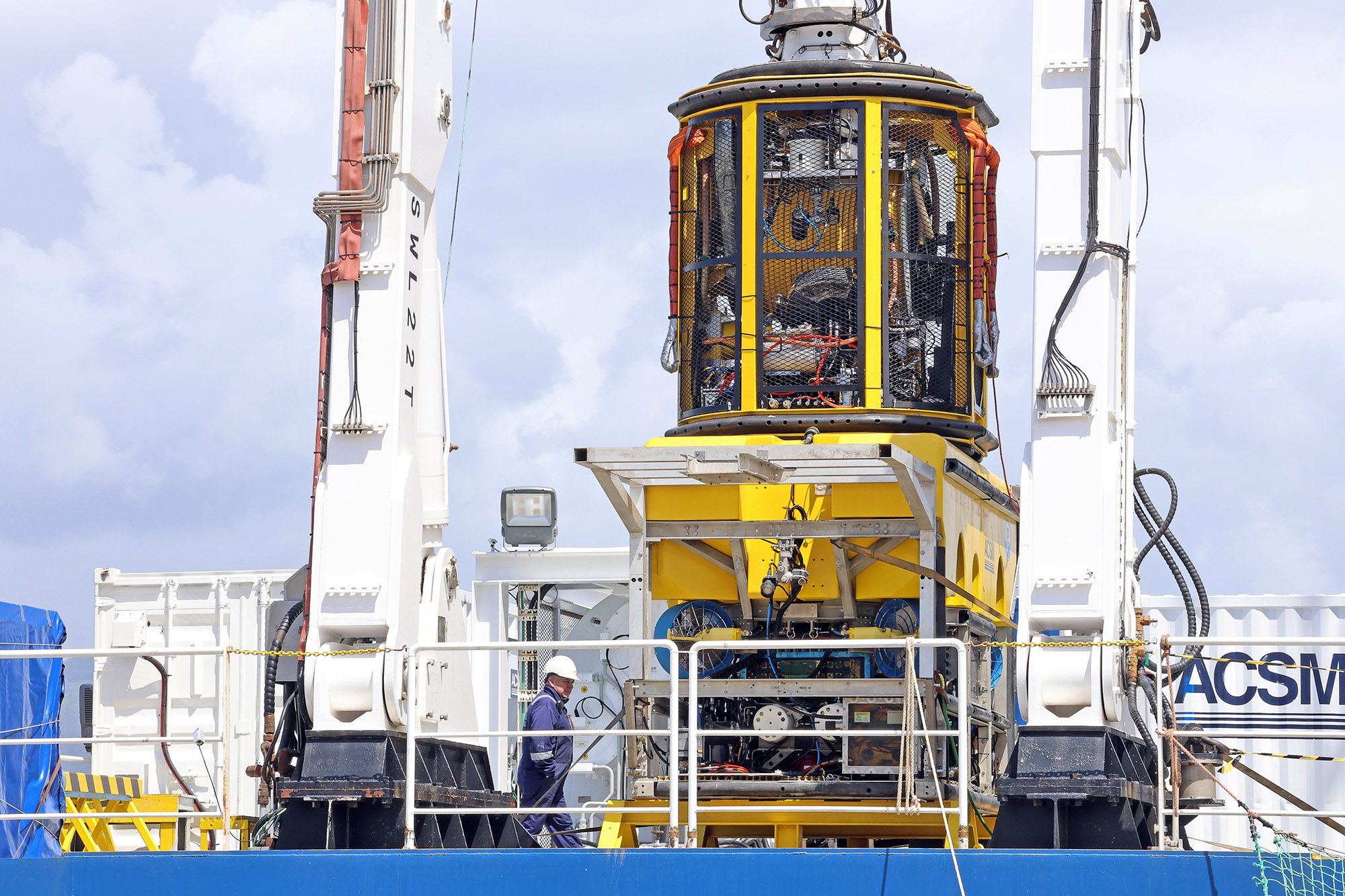 Tripulación en la cubierta del “Ártabro” con los robots “Triton”, con los que buscarán los restos del barco