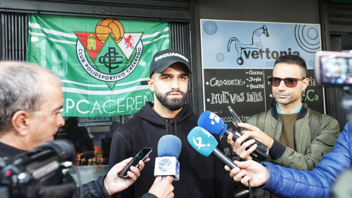 Bermu, tras conocer el sorteo, en la puerta del bar Vettonia