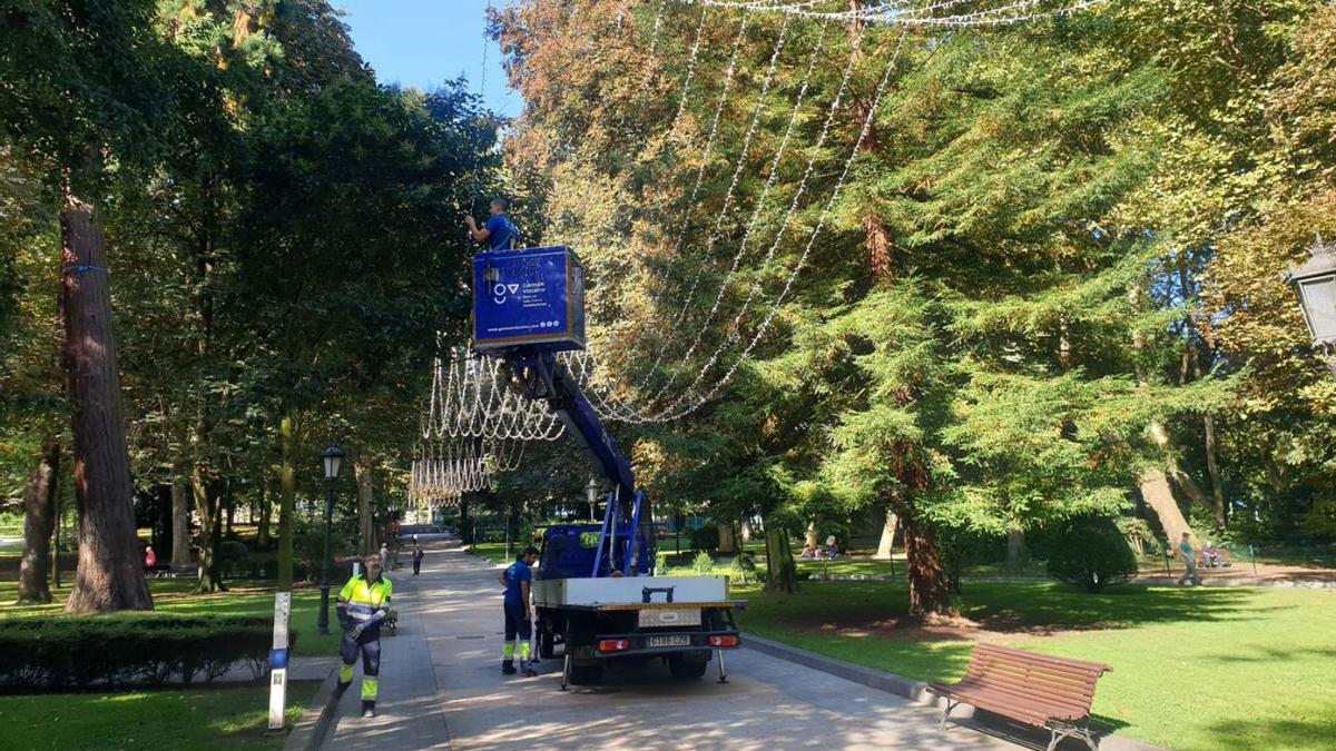 Operarios colocando la iluminación ayer en el Campo San Francisco. | L. B. 