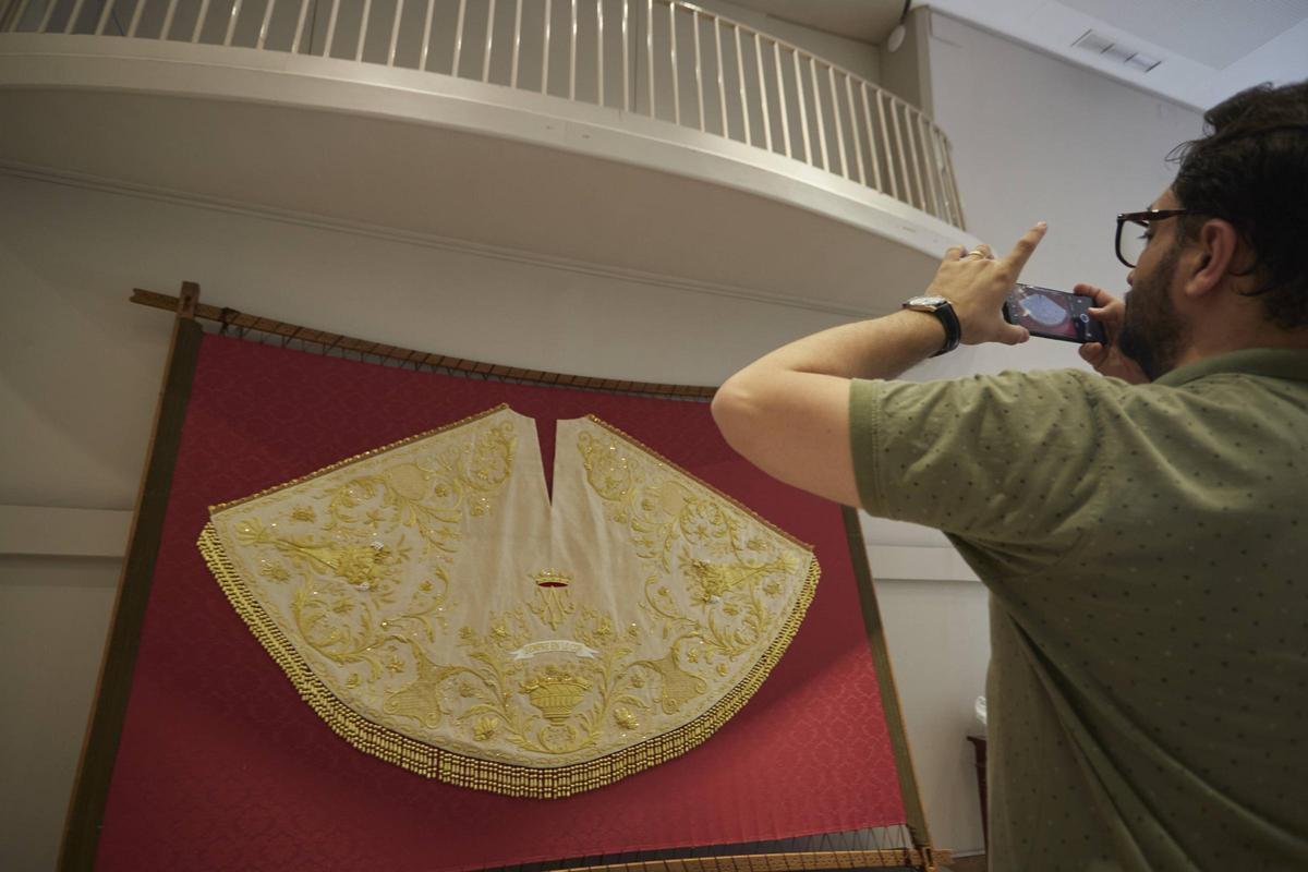 Así es el manto de la Virgen "Un poco de muchos" al detalle Así es el manto de la Virgen "Un poco de muchos" al detalle