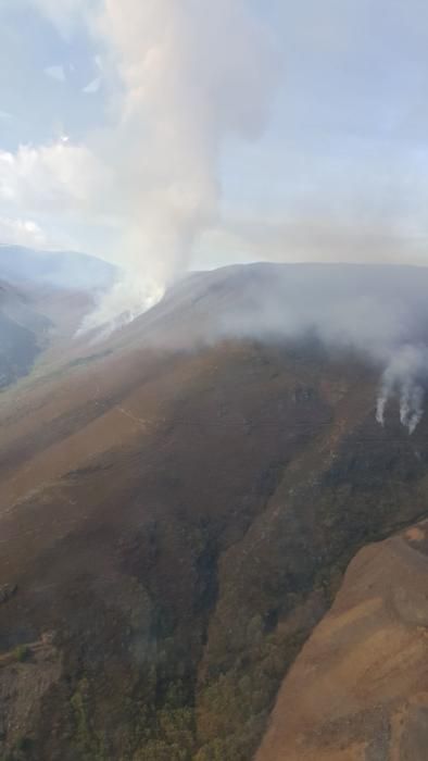 Un incendio castiga Carballeda de Valdeorras