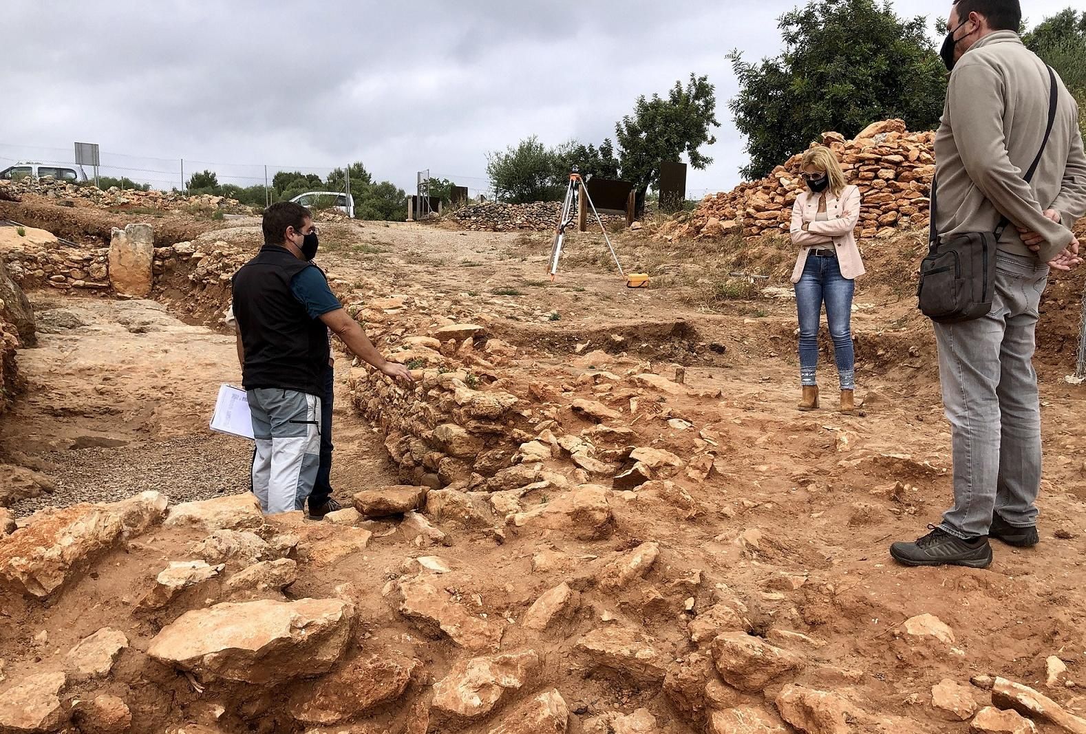 La concejala de Patrimonio, Carmina Martinavarro, ha visitado este martes el yacimiento del Torrelló para conocer los últimos descubrimientos.