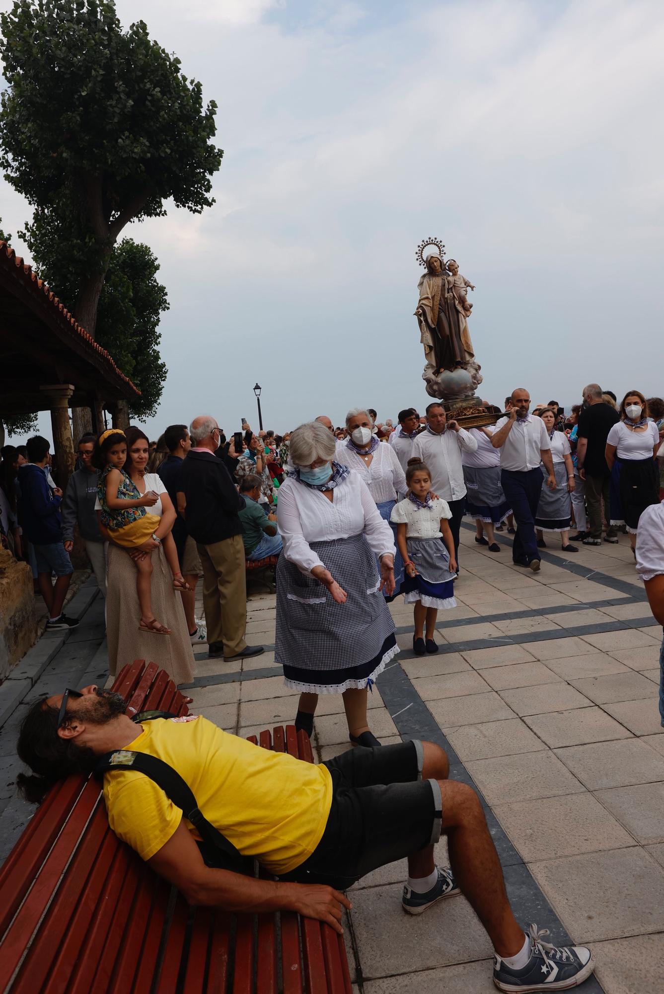 Así fue la multitudinaria procesión del Carmen en Luanco La Nueva España