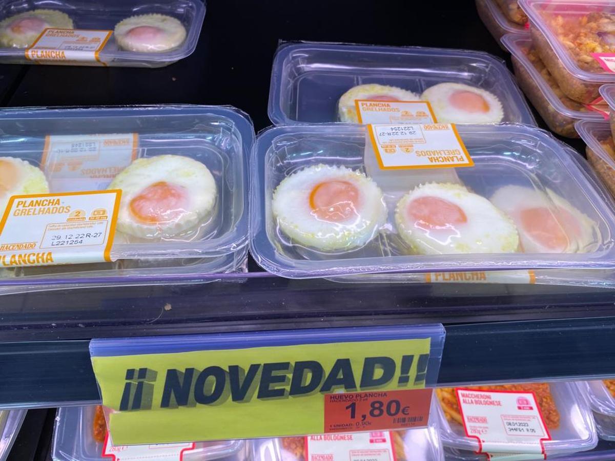 Huevos a la plancha precocinados en el Mercadona de Can Burgos, hoy.