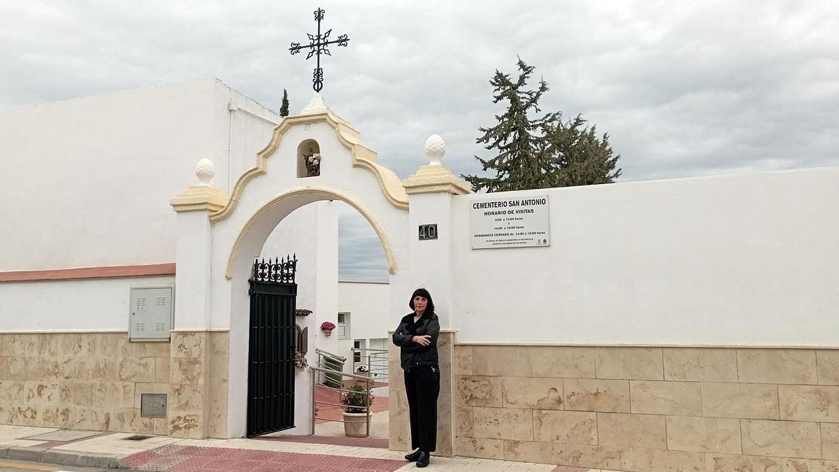 Maricruz Torres, de Ciriana, delante del Cementerio de San Antonio en Churriana, hace unos días.