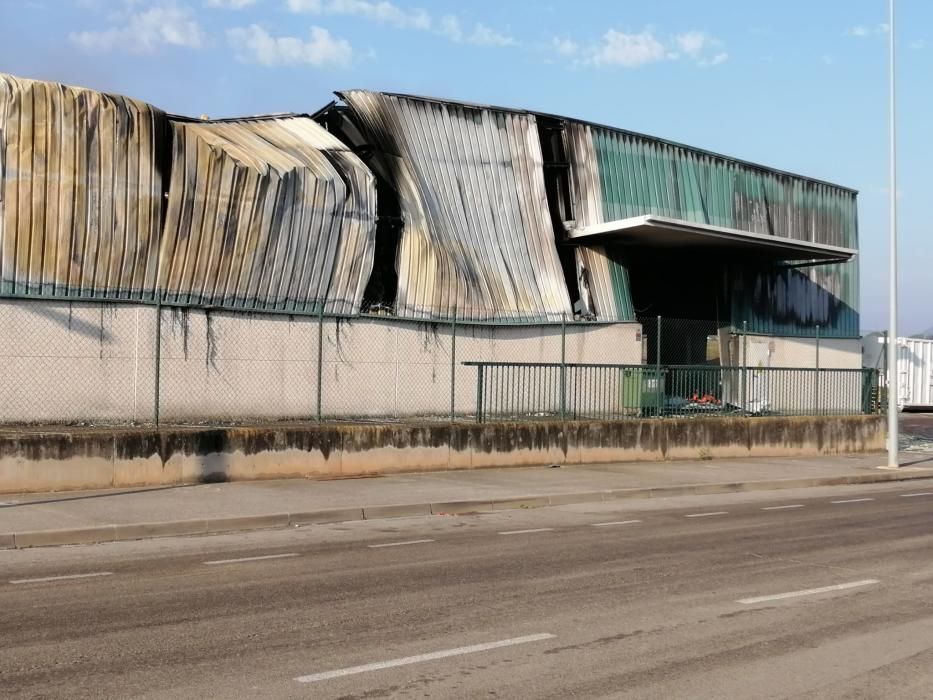 Els bombers ja han controlat el foc del Polígon Sant Isidre de Sant Fruitós