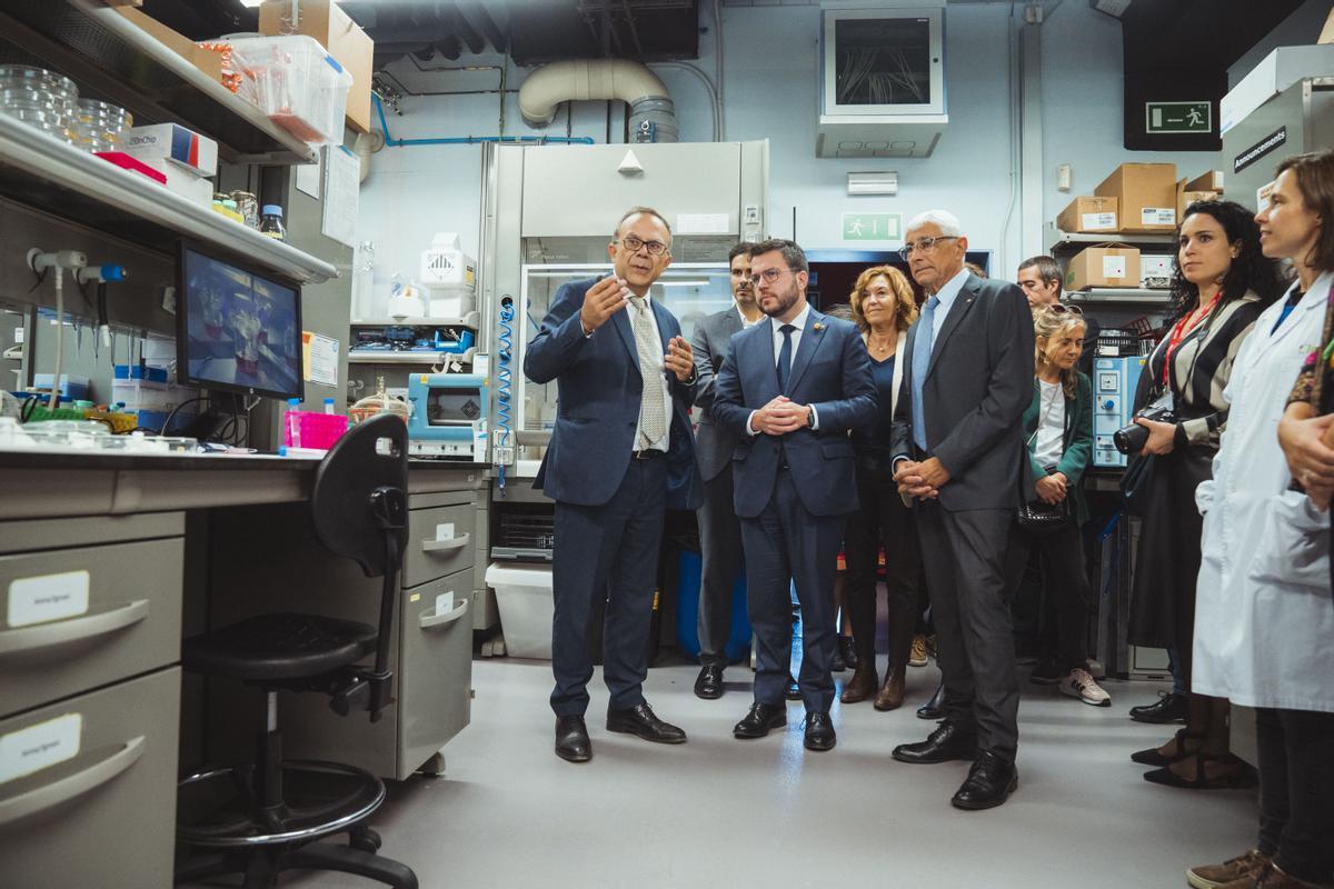 El ’president’ Aragonès y el ’conseller’ Balcells, durante la visita a un laboratorio del Institut de Bioenginyeria de Catalunya. El ’president’ Aragonès y el ’conseller’ Balcells, durante la visita a un laboratorio del Institut de Bioenginyeria de Catalunya.