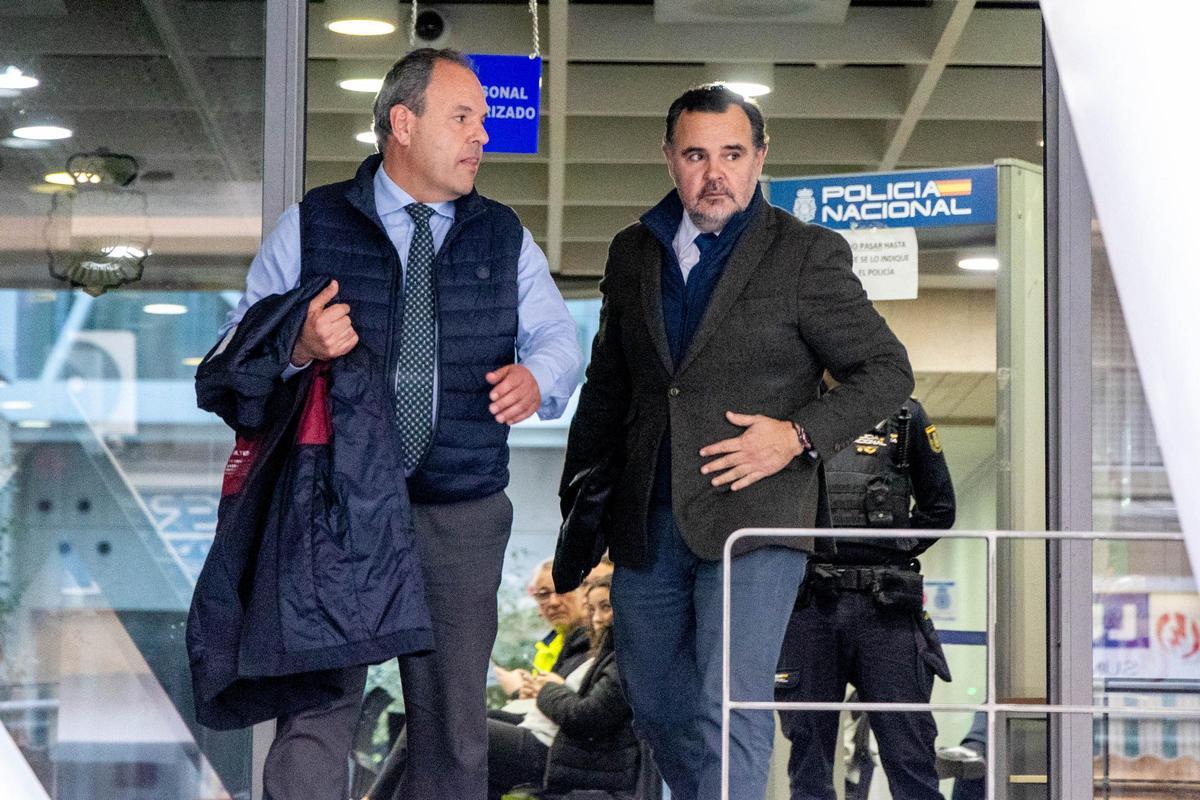 Carlos Baño, a la izquierda de la imagen, sale de Comisaría junto a su abogado, Ignacio Gally, el día en que se produjo su arresto.