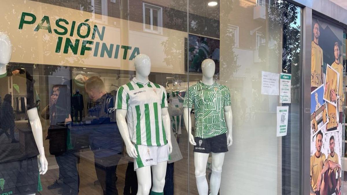 Las camisetas oficiales del Córdoba CF, ya a la venta en la tienda de la Calle Cruz Conde.