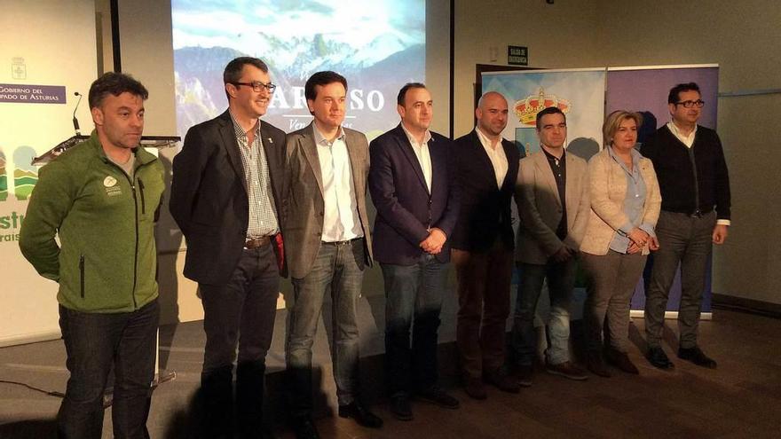 Por la izquierda, Tuero, Guillén, Blanco, Cueria, Martínez, Fernández, Díaz y González Zapico, en la presentación en Campo de Caso de las dos etapas de la Vuelta Ciclista a España.