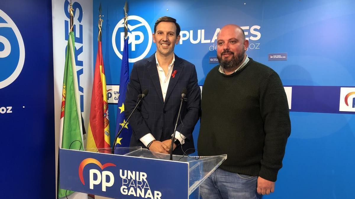 Antonio Cavacasillas y Manuel Naharro, esta tarde, en la sede del PP en Badajoz.