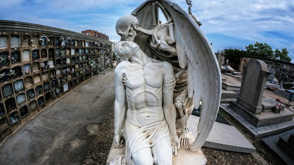 'El beso de la muerte', de Jaume Barba,  la escultura más conocida del cementerio de Poblenou.