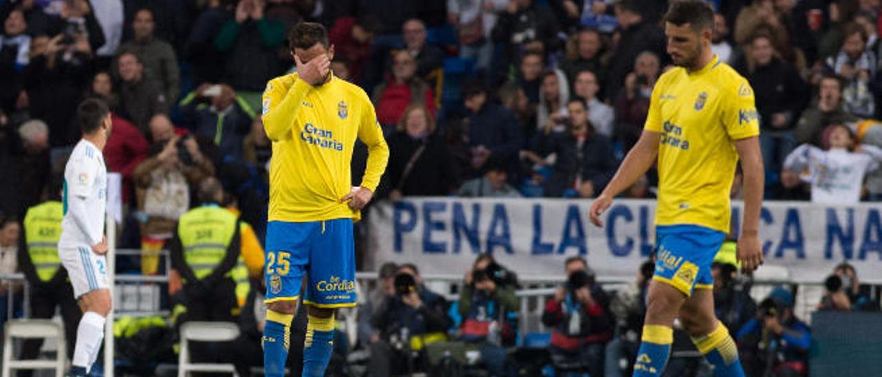 Alberto Aquilani y Jonathan Calleri se lamentan de uno de los goles del Real Madrid en el último partido en el Santiago Bernabéu.