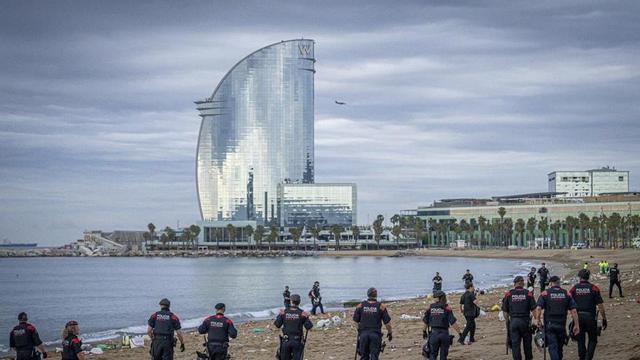 Desallotjament de les platges després de la revetlla de Sant Joan a Barcelona.