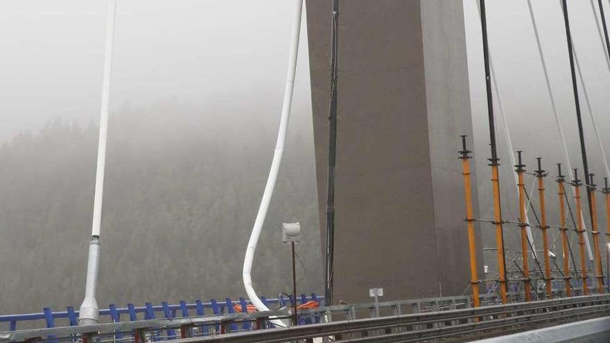 Cable suelto en el puente de Rande.