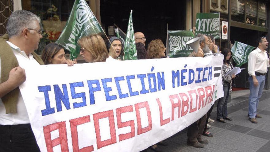 Protesta del STEC-IC ante la Consejería de Educación.