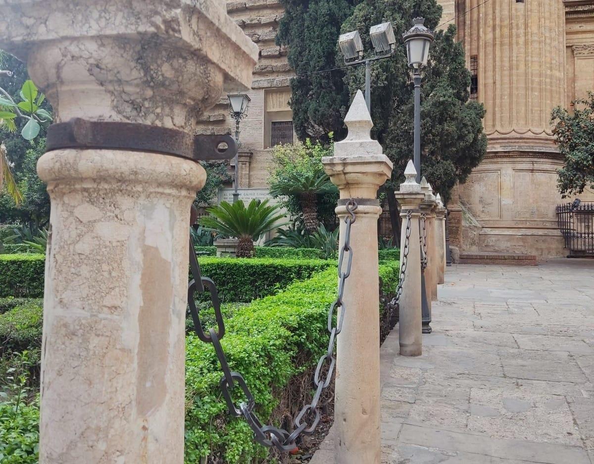 Este es el curioso motivo por el que la Catedral de Málaga está rodeada de cadenas: es por ley y no por decoración
