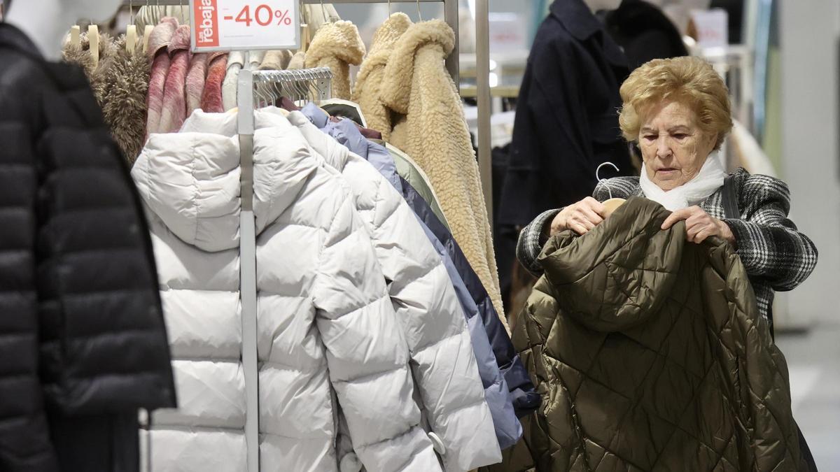 Artículos de rebajas en un establecimiento de Murcia.