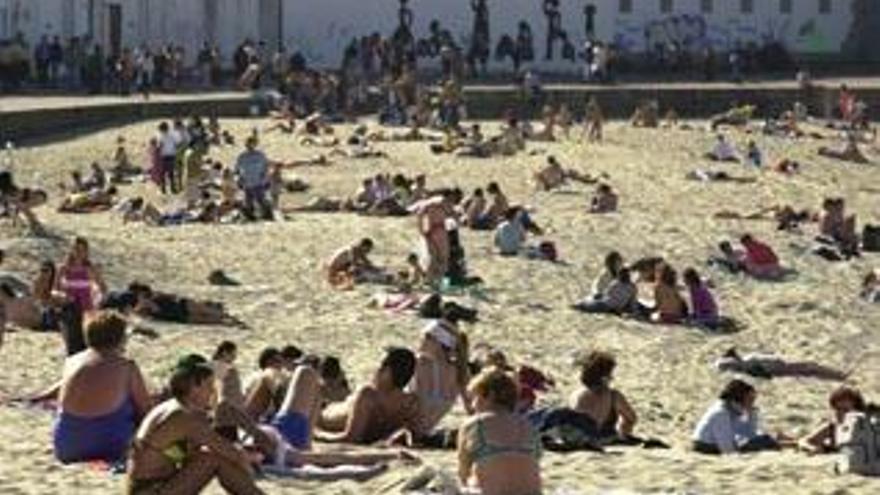 Gente disfrutando de las playas en A Coruña.