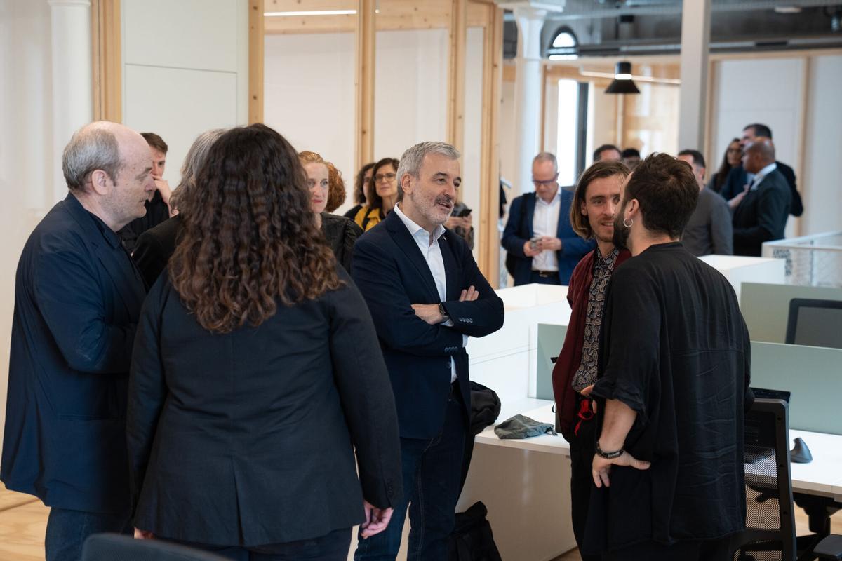 El alcalde de Barcelona, Jaume Collboni (c), durante la inauguración del nuevo equipamiento de las industrias creativas Barcelona XRLab, a 22 de mayo de 2025, en Barcelona, Catalunya (España). El alcalde de Barcelona ha inaugurado hoy el nuevo equipamiento de Barcelona XRLab, un espacio que impulsa la innovación en tecnologías inmersivas como la realidad extendida (XR), la colaboración entre empresas y la formación de talento especializado en el sector audiovisual y digital. Impulsado por el Ayuntamiento de Barcelona el espacio cuenta con más de 2.000 m² dedicados a un laboratorio de realidad ampliada, espacio de coworking, programas de incubación y formación continua. 22 MAYO 2025;TECNOLOGÍA;HUB;DIGITAL;REALIDAD AUMENTADA; David Zorrakino / Europa Press 22/05/2025. JAUME COLLBONI;David Zorrakino;category_code_new
