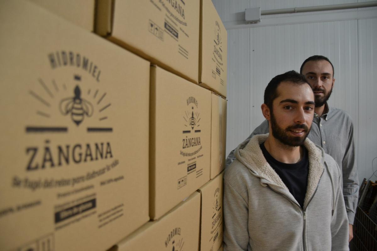 Los dos productores, junto a varias cajas que contienen su hidromiel, &quot;Zángana&quot;.