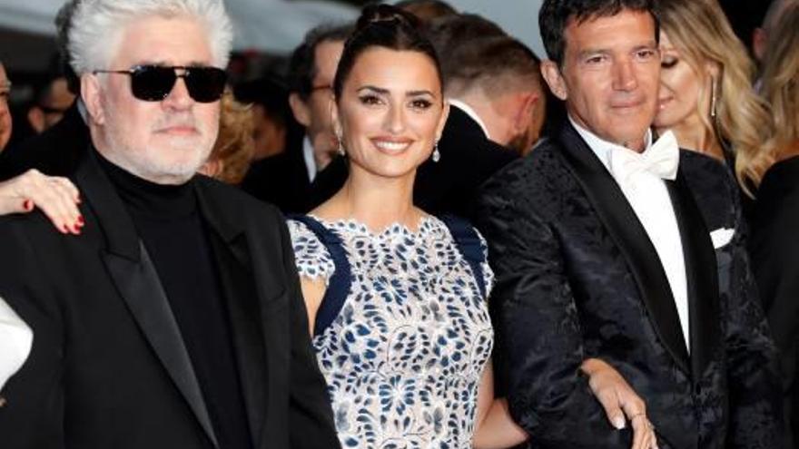 Almodóvar, Penélope Cruz y Antonio Banderas, en Cannes.