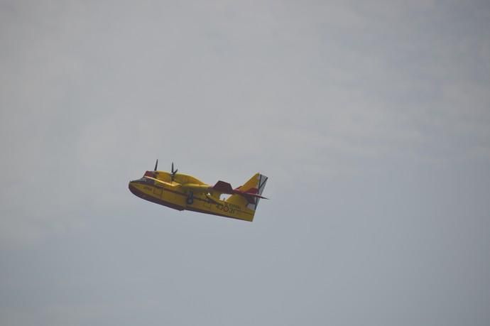 Los hidroaviones cargan agua en el Puerto de Las Palmas - Incendio Gran Canaria 2019