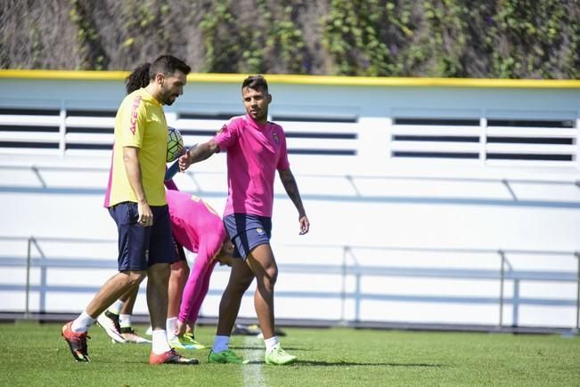 Entrenamiento de la UD Las Palmas en Barranco ...