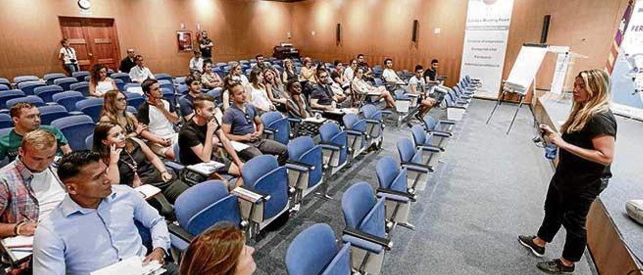 Marta Lliteras durante la ponencia inaugural de la Feria PICE ayer en la Cámara de Comercio.