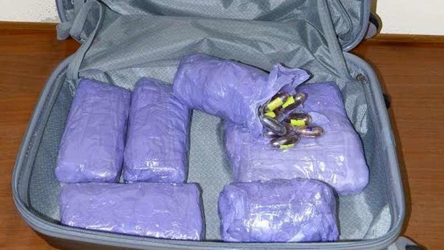 La maleta con droga incautada al acusado. // Policía Nacional