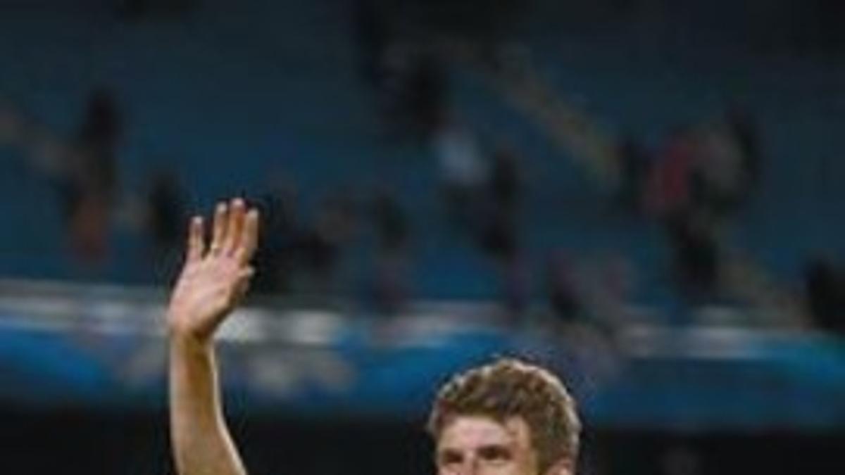 Thomas Müller celebra el pase con los aficionados alemanes.