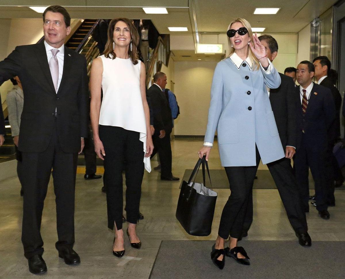 Ivanka Trump a su llegada a China con bailarinas de lazo de Zara