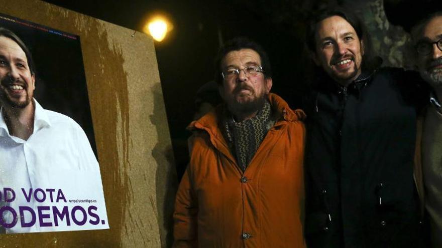 Iglesias junto a su padre y el líder de Podemos en Zamora.