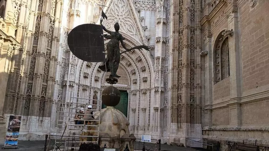 Directo | Paso de las hermandades de la Madrugá por la Catedral de Sevilla