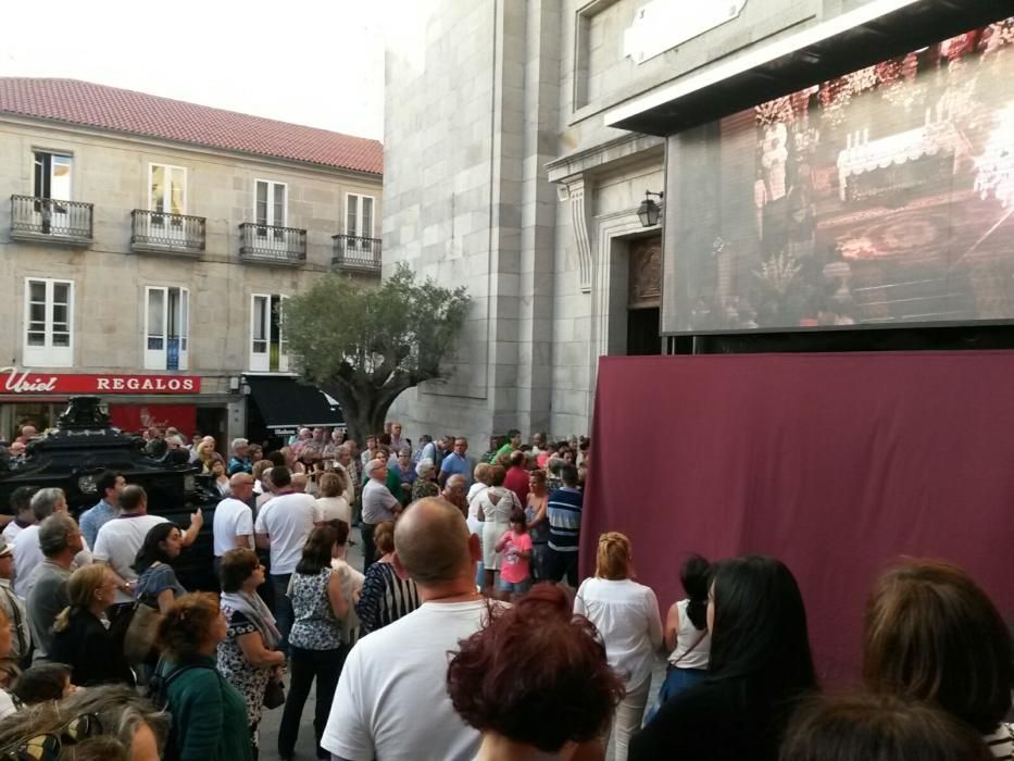 Cientos de vigueses le rindieron tributo al Cristo de la Victoria después de que una veintena de costaleros lo bajasen a hombros.