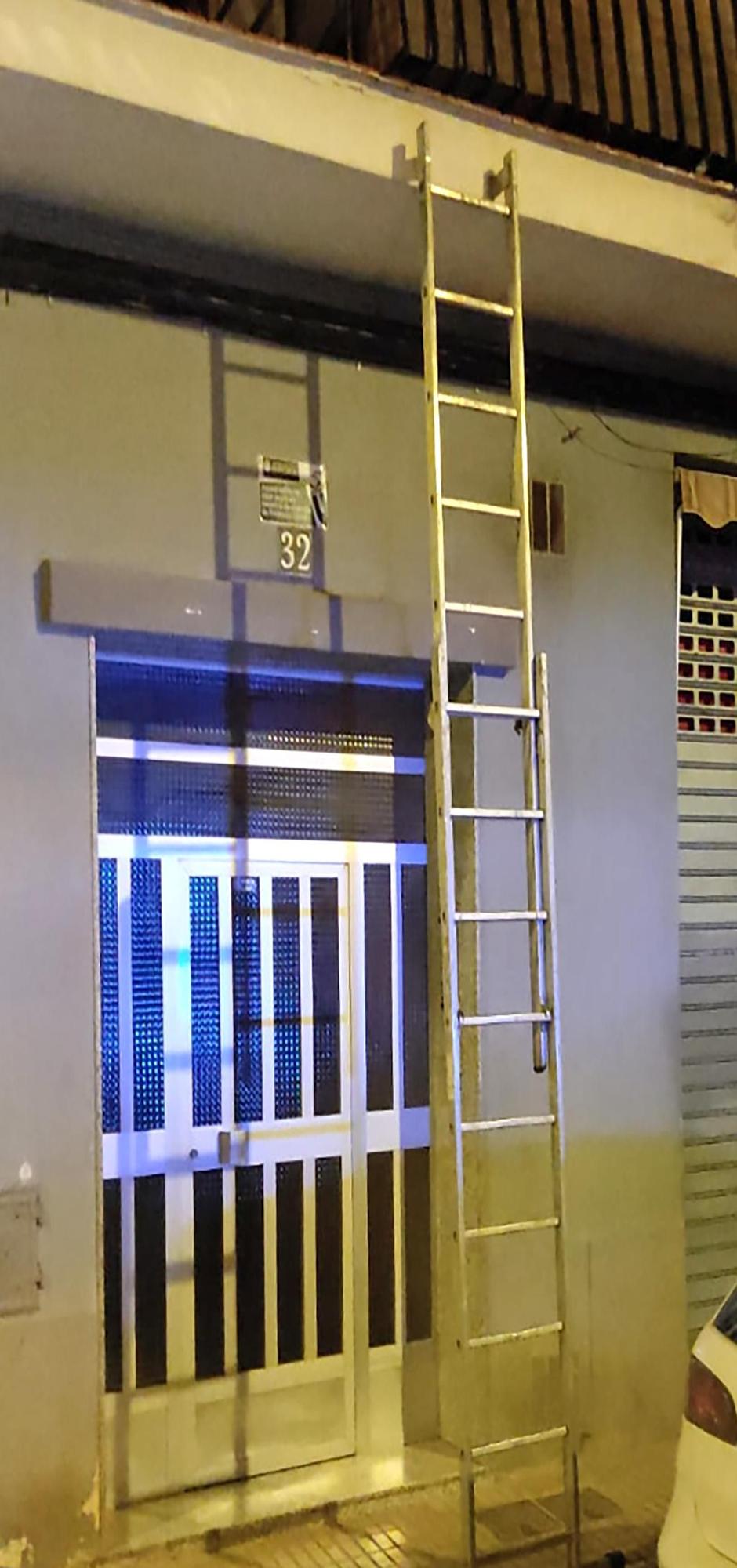 Escalera que utilizó el ladrón para entrar a robar a la vivienda.