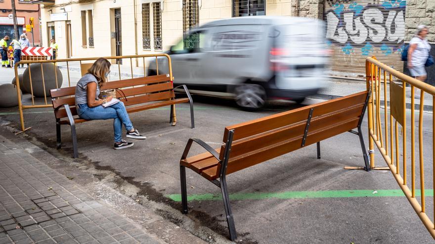 Calle Taxdirt, una pequeña calle de Guinardó, donde la velocidad está limitada a 10 km/h, sitúa bancos al nivel de la calzada.