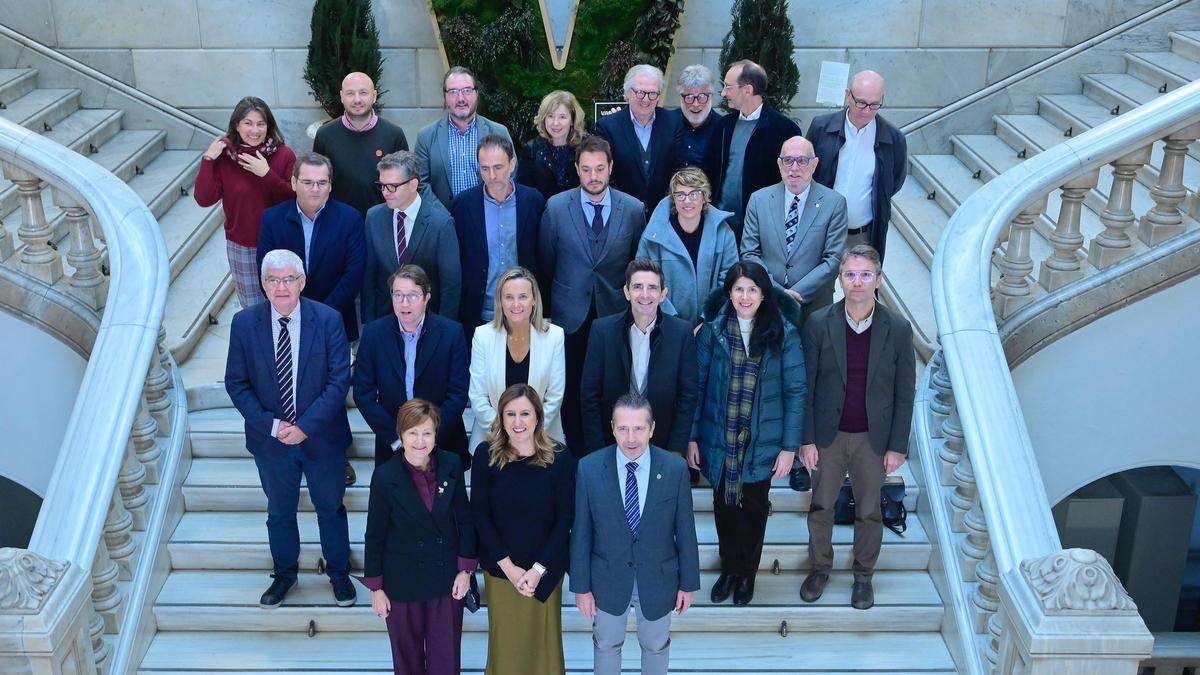 Foto de familia de la comisión de asesores junto a los rectores y Catalá.