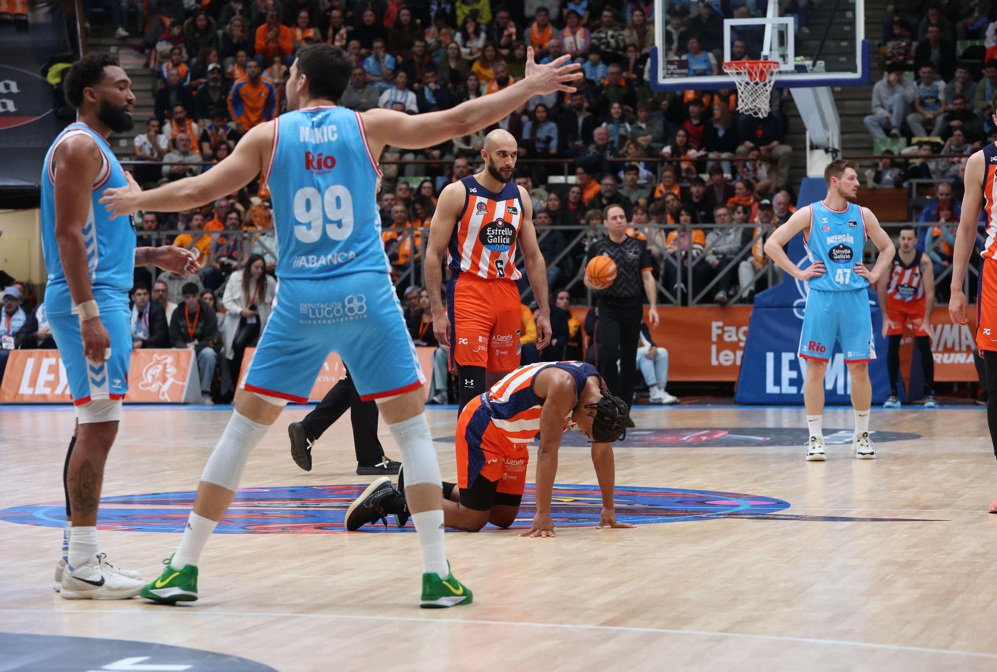 El Coliseum de A Coruña vivió su primer derbi de baloncesto