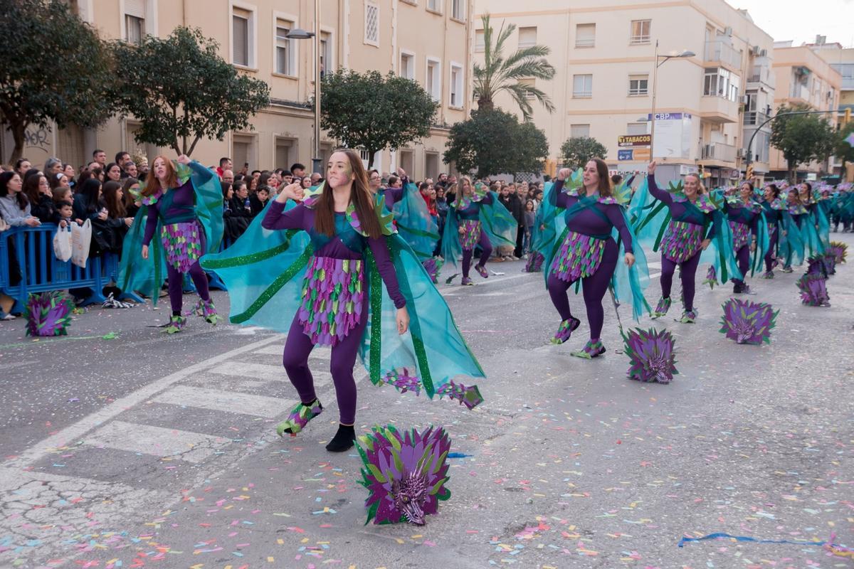 La cabalgata fallera llena de color el Port de Sagunt
